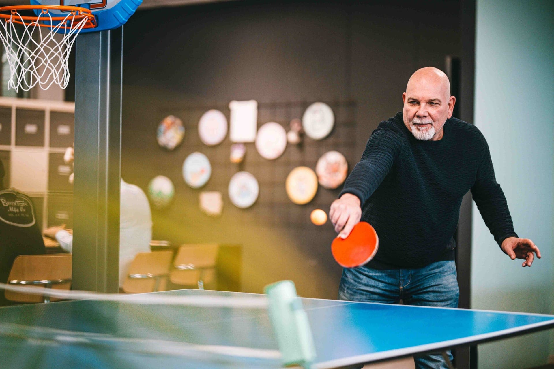 Collega speelt tafeltennis op kantoor