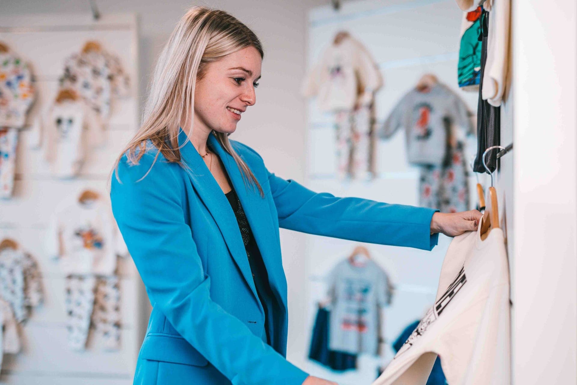 Collega bekijkt gelicentieerde kinderkleding in de showroom
