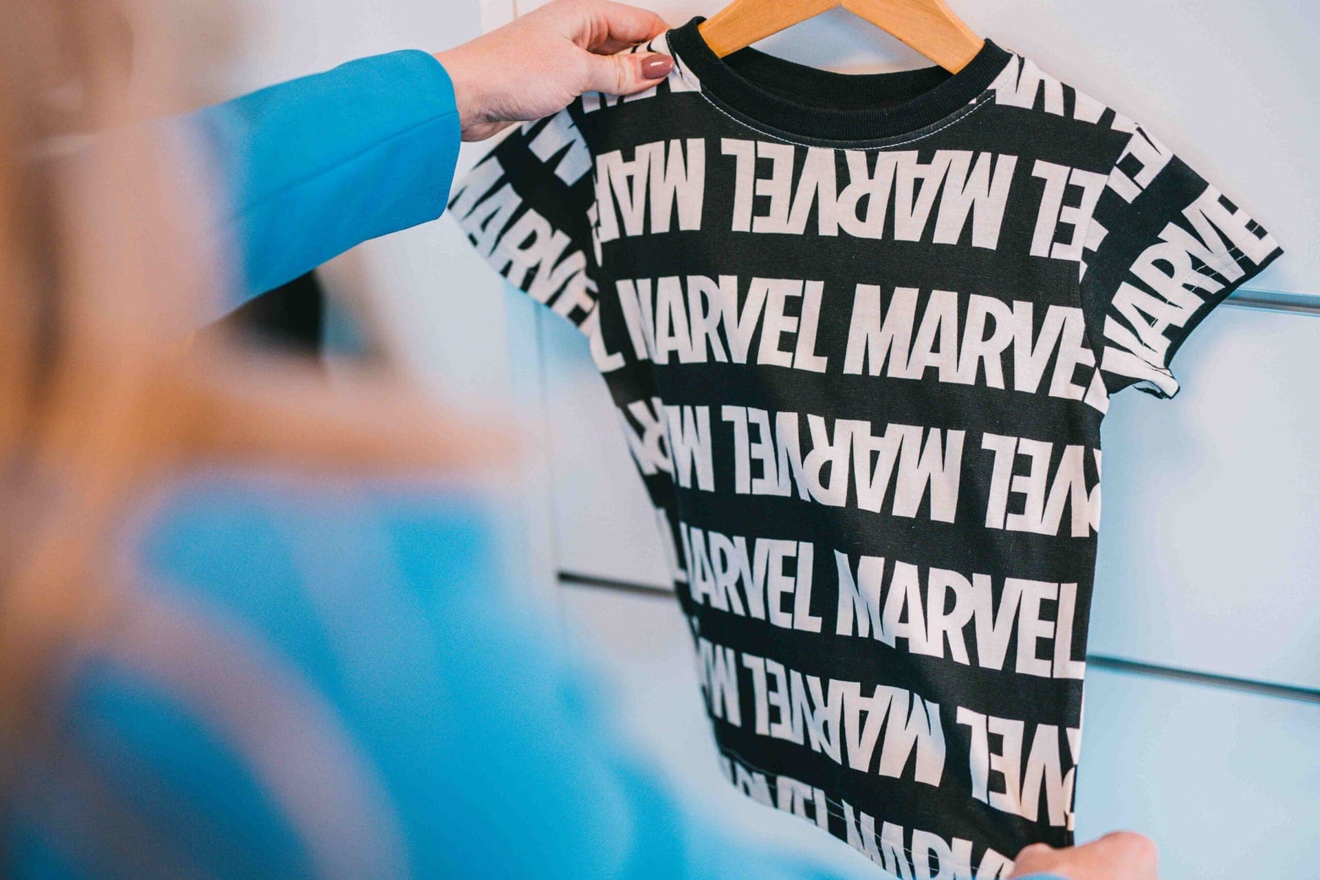 Zwart-wit kinder-t-shirt met een Marvel-print over het hele shirt aan een kleerhanger